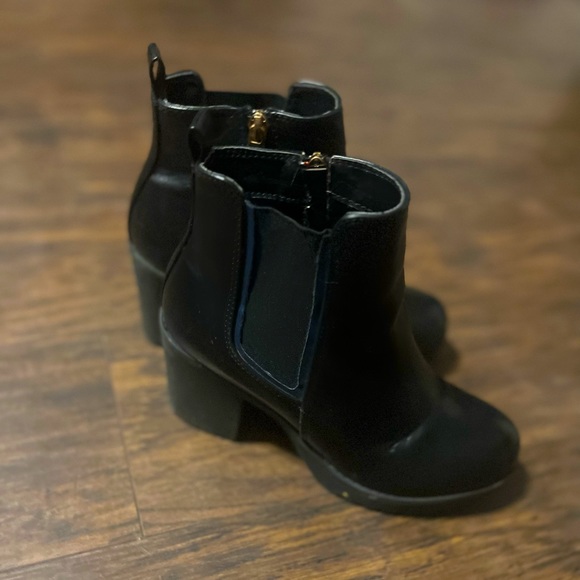 Chelsea Boot - Picture 2 of 7